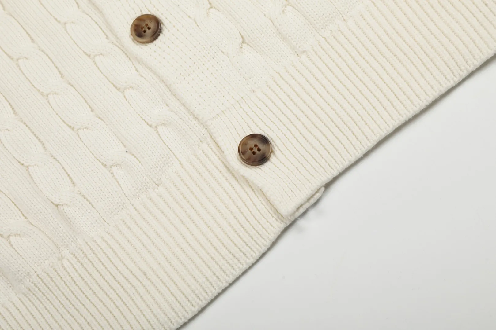 P250 Top quality" Style number: DS806# (not off the shelves all year round) [Ralph Lauren solid color pony embroidery logo male god style twist knitted cardigan] ✅Ralph Lauren Ralph Lauren classic basic versatile male god style round neck twist knitted cardigan jacket ✅Main supplier platform live broadcast Wholesale entities Replenish when out of stock Not off the shelf ✅ZP quality 1:1 version Scan the code to enter the GF website Counter quality ✅Detailed quality is the only one in Guangzhou. Imported quality veil, focusing on high-end, cost-effective, good quality needless to say. ✅The version restores the original order. The maximum size can be worn up to 200 pounds. Loose, comfortable and stress-free. ✅The upper body is simple and easy to match. A must-have for men. Good-looking clothes are never picky. A must-have for men's wardrobe. Size: S-XL. Color: Black, White, Gray, Khaki, Navy Blue, Gentleman's Lake Blue.